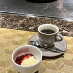 名駅 鉄板焼き 森本Ｘ Premium - バニラアイス ベリーソースかけ＆コーヒー