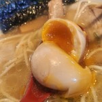 鎌ヶ谷 製麺堂てつ - 味玉は流れ出るタイプ