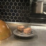 鉄板焼き あさひ - 肉はこの蒸籠の上で大事に育てられます