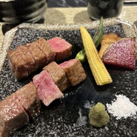 鉄板焼き あさひ - 奥がサーロイン、手前がイチボ