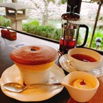 六盛　スフレ・カフェコーナー茶庭 - 