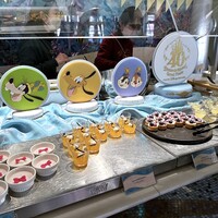 オチェーアノ - 店内もお洒落で、沢山のお料理が並んでいます。