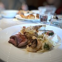 オチェーアノ - ◆私のお皿・・ローストビーフの実演がありましたので「ローストビーフ」や「海老料理」など色々。 どれもお味がよく美味しい。^^