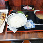 市場めし とくだ屋 - 鯖塩焼き+ヒラマサ刺身定食とチョウザメ刺身(写真奥)