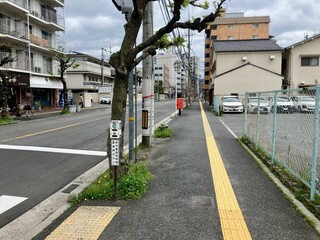 Icchan - 駐車場はお店の東側の信号を過ぎた右手で、焼肉屋さんのやきやき亭の目の前です