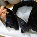 Togoshiya - しゃけ＆塩むすび（海苔あり）