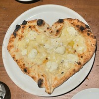 ピッツェリア&トラットリア ゴンゾ 目黒店 - クアトロフォルマッジ。3歳の甥っ子の大好物。ゴルゴンゾーラは抜いてもらった。