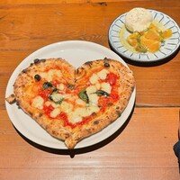 ピッツェリア&トラットリア ゴンゾ 目黒店 - マルゲリータとブラータチーズ。柑橘ど忘れ。八朔だったかな。