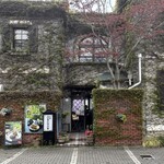 Nagasaki Oranda Kohikan - 古い洋館風の建物は蔦に覆われています。