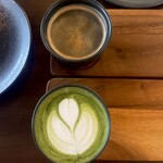 241457889 - ホット抹茶ラテとホットコーヒー