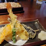 志楽亭 - 天ぷらはベタに海老、キス、イカ、南瓜、茄子、ししとう。外さないフォーメーション。