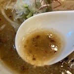 麺劇場 玄瑛 - スープはオイリーに見えます