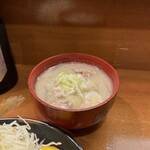 檍食堂 蒲田東口店 - とん汁の檍食堂直伝の「麦みそ」を使ったとん汁は甘味があって美味！