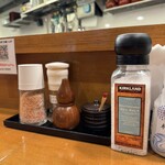 檍食堂 - 卓上の調味料