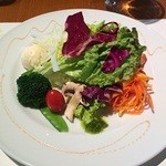 エノテカ・オルモ・デル・カウカソ - 肉コースのサラダ