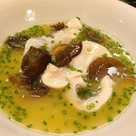 虹吉 - ⑧炭火焼き真鯛(愛媛県愛媛大島産、雌、3kg、藤本純一氏、放血神経〆)【炭火炙り→真鯛出汁で煮る】と木茸のアクアパッツァ
      六本木でも食べていたが、産地の究極真鯛だと笑ってしまう程、異次元に美味しい