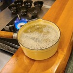 虹吉 - ①片口鰯(愛媛県燧灘産)を頭と腸を取り丸ごとミキサーに掛けて炊いたコンソメ
      片口鰯だけを狙って魚探やソナーをフル活用して漁をすることは無いし、そもそも儲けが無い
      正に道楽を極めた恐るべきコンソメ