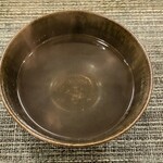 虹吉 - ①片口鰯(愛媛県燧灘産)を頭と腸を取り丸ごとミキサーに掛けて炊いたコンソメ
      片口鰯の香り、朝日に輝く燧灘の清み渡った様な旨み、期待の数段上、驚愕のキング・オブ・コンソメ、これ以上は無い！震えた！