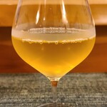 虹吉 - お飲み物①微酸白茶(ネパール・イラム産)
      萎凋と揉捻を丁寧に手作業で行った白茶
      一瞬で酔いが醒める透明感が素晴らしい
      今回のお茶の中でも断トツに好みでした