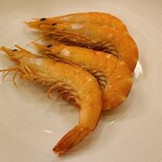 虹吉 - ⑥海水茹で葦海老(愛媛県愛媛大島産)
      「海老で鯛を釣る」の海老、真鯛が良く釣れる
      才巻海老《車海老の幼体》の様に軽やかな甘みと旨みが印象的、クルマエビ科なので当然ですね
      それにしても葦海老として特大！