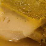 虹吉 - ④10時間蒸した黒鮑(愛媛県四阪島産)のバターソテー
      貝柱に薄く白い筋が入っているのはサシで冬明けなのに脂がのっててビックリ！
      最盛期の唐津産の様な深い旨みがあります