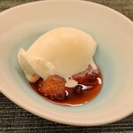 虹吉 - ⑩牛乳(愛媛県産)のミルクアイス、苺(さちのか、愛媛県伯方島産、山本さん)の温製コンポート添え
      ミルクアイスは濃厚だけどキレもあり、後味がスッキリ、苺のコンポートも相性良いです