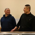 虹吉 - 漁師の藤本氏(左)と峯村シェフ(右)、とても仲良し
      信頼の笑顔が眩しいですね