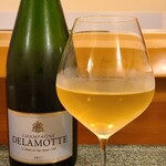 虹吉 - お酒①ドゥラモット・ブリュットNV(シャンパーニュ、フランス)
      葡萄品種:シャルドネ55%ピノ・ノワール35％ピノ・ムニエ10％
      サロンと同地区の葡萄を使うドゥラモット、綺麗な味わいでコスパが高いです