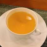 虹吉 - お飲み物③八八金萱(台湾・南投産) 
      1週間に8時間、11週に渡り88時間掛けて焙煎した金萱茶、軽発酵の超重焙煎で強い香りのお料理やスイーツ等にマッチしています