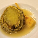 虹吉 - ④10時間蒸した黒鮑(愛媛県四阪島産)と煮白子筍(京都府塚原産)のバターソテー
      やっぱり香りが素晴らしい、白子筍の甘みある爽やかな旨みが添え物に感じる位圧倒的な旨みにクラクラします