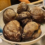 虹吉 - ②赤貝(愛媛県四阪島産)
      瀬戸内の赤貝らしい微かな磯の香り、大型ならではの閖上産に負けないしっかりした旨み、バリン《アミノ酸の1種》に由来する仄かな苦味もまた軽やかで余韻が続きます