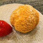 虹吉 - ⑪出来立てバニラビーンズたっぷりのカスタード入りシュークリーム&苺(さちのか、愛媛県伯方島産、山本さん)
      シューがサクッとカスタードがトロッと優しくもしっかりした甘さ 