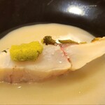 虹吉 - ③炭火焼き縞鯵(愛媛県愛南産、藤本純一氏、1.7kg、放血神経〆)のレモングラスの藁燻し、山葵(島根県産)載せ、お米と中国甘酒のソース
      ミキュイの様なレア感ある仕上がり燻した香りも脂の旨みも抜群でした