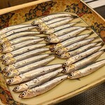 虹吉 - ①片口鰯(愛媛県燧灘産)
      藤本さんが燧灘をひたすら片口鰯を探し、この日早朝に水揚げした極上鮮度の片口鰯
      魚編に弱いと書く通り鮮度劣化が早いのですが、この輝く魚体の美しさが素晴らしい