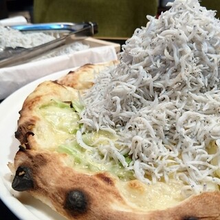圧巻の山盛りしらすピザ！