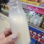 パンと牛乳の店 ミルクスタンド - いろんな牛乳を見ながら 自分のドリンクも飲む