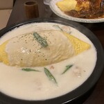 オムライスのお店 Ｆｕ～Ｆｕ～ - エビとグリーンアスパラオムライス(¥950)、大盛り(¥165) - トマトソースにすることも可。でもクリーミーなソースとエビの相性も良かったです。