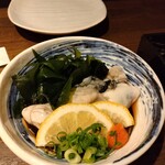 居酒屋 江島家 - 最後に酢牡蠣を。小ぶりながら、いや小ぶりだからこその食感が何とも心地よく。想像通りだったから100点！