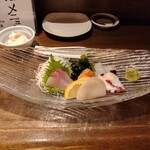 居酒屋 江島家 - オススメの刺盛り。こじんまりとしてる盛り方だが5種２貫盛りの９８０円。個人的にはお得と思う！