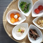 焼肉と薬膳 味ノ輪 - 本日の前菜とナムルの6種盛り合わせ