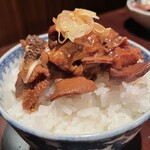 焼肉 にくだらけ - どてもつ煮をかけた白飯