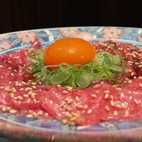 焼肉 にくだらけ - とろける炙りユッケ　肉質の良さがよくわかる