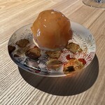 レスピラシオン - 石川県産の甘海老を味噌のシートで包んで。
      甘海老は塩麹でマリネしてあります。殻の入ったタルト生地。開店以来変わらない一品だそう。