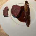 レスピラシオン - 蝦夷鹿とその心臓。付け合わせは柿のビネガーを塗ったアンディーブ。
      山菜のキハダをソースに。酸味と渋みが加わります。柔らか。