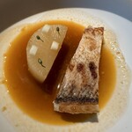 レスピラシオン - 甘鯛と源助大根。この上にトマト・アーモンド・パクチーをすり潰したピカーラというソースをかけていただきます。プイヤベースのようなスープが美味！