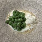 レスピラシオン - スナップエンドウを鞘から取り出して。鞘はお出汁や賄いになるそうです。山羊のミルクのサワークリームと合わせて。お豆の甘いこと！