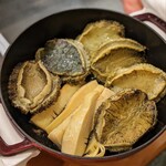 虹吉 - 黒鮑と塚原の白子筍のソテー。このサイズを一人一つ。人生で一番鮑を食べた日になりました。