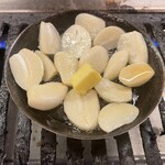 Dairiki - ニンニクオイル焼き（調理中）