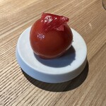 レスピラシオン - お口直し。静岡のトマトをシェリービネガーで漬けて。山茶花の塩漬けが載ります。凍っていた！