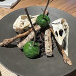 レスピラシオン - ピンチョス、芽キャベツの中にはレアの七面鳥。